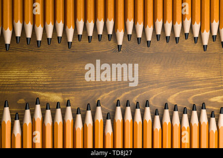 3d illustration des crayons sur la table Banque D'Images