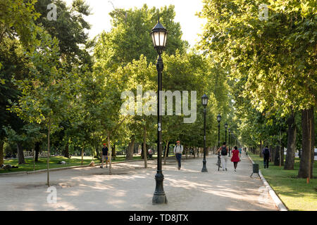 Santiago, Region Metropolitana, Chile - Personnes à pied dans le parc Forestal, le parc urbain plus traditionnels de la ville. Banque D'Images