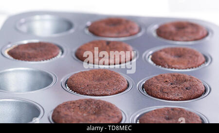 Étape par étape. Le refroidissement des petits gâteaux au chocolat sur une grille de refroidissement. Banque D'Images