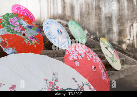 Artisanat traditionnel chinois l'huile peints à la main, parapluie de papier Banque D'Images