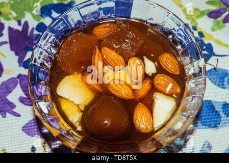 Citrouille, cumquats, figues au sirop avec du fromage et des amandes. Argentine traditionnelle régionale dessert. Banque D'Images