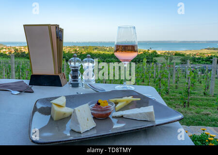 Le vin, le fromage le tableau sur le lac Balaton sur la colline, le dîner, le déjeuner, date romantique, pique-nique, manger sur la nature. Poreč Restaurant à vins Banque D'Images