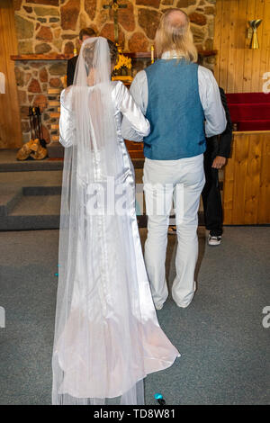 Père marchant vers le bas mariée mariage ; l'allée du Congrès ; Église ; Buena Vista, Colorado, USA Banque D'Images