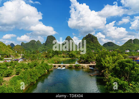 La rivière Lijiang à Guilin dérive à travers le fleuve du Dragon. Banque D'Images