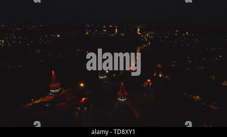 Vue de dessus, l'antenne de drone. Voler au-dessus de l'ancien château magnifique Kamenetz Podolsk. Vue du haut du château. Temps d'automne. Banque D'Images