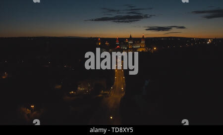 Vue de dessus, l'antenne de drone. Voler au-dessus de l'ancien château magnifique Kamenetz Podolsk. Vue du haut du château. Temps d'automne. Banque D'Images