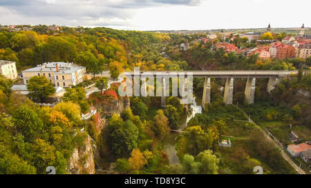 Vue de dessus, l'antenne de drone. Le pont entre les rochers en Kamenetz Podolsky. Vue de la route du haut. Temps d'automne. Banque D'Images