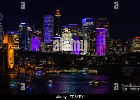 Le port de Sydney de nuit au cours de la populaire fête des lumières vives. Sydney, Australie. Banque D'Images