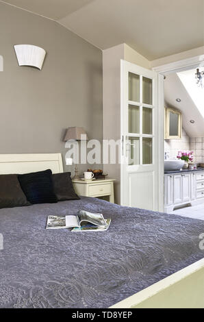 Les oreillers et les magazines sur lit double confortable dans une chambre mansardée UK & IRISH UTILISEZ UNIQUEMENT Banque D'Images