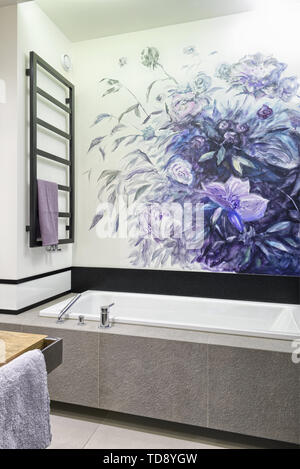 Par l'artiste peint des fleurs sur le mur dans la salle de bains moderne UK & IRISH UTILISEZ UNIQUEMENT Banque D'Images