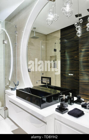 Lavabo noir sur blanc le cabinet en appartement moderne UK & IRISH UTILISEZ UNIQUEMENT Banque D'Images