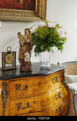 Arrangement floral et du prince sur commode ancienne UK & IRISH UTILISEZ UNIQUEMENT Banque D'Images