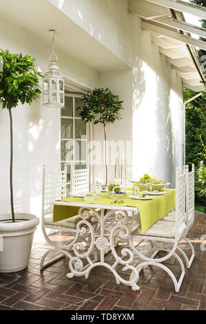 Set de table pour le dîner sur la terrasse ombragée de l'homme britannique et irlandais seulement Banque D'Images