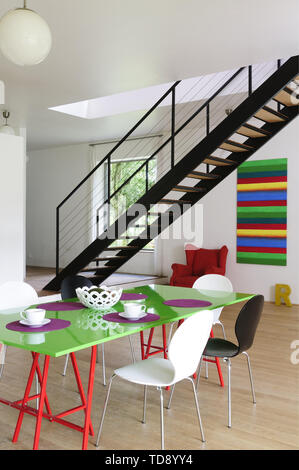 La couleur verte en table à manger spacieuse avec escalier ouvert UK & IRISH UTILISEZ UNIQUEMENT Banque D'Images