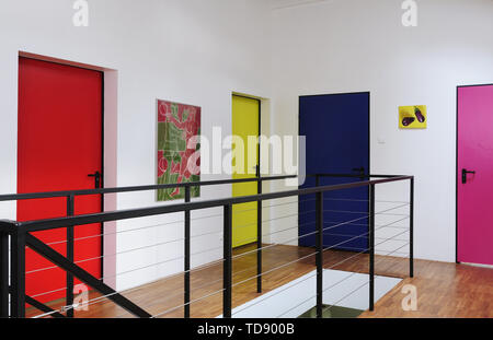 Couloir avec des portes de débarquement de différentes couleurs UK & IRISH UTILISEZ UNIQUEMENT Banque D'Images