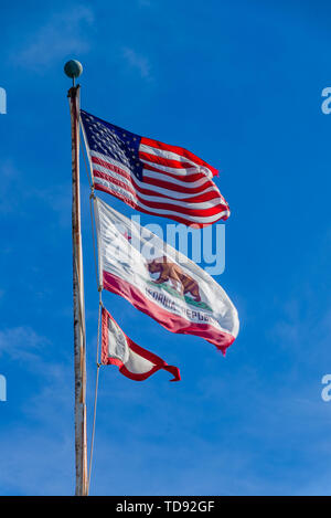 Nous le Stars and Stripes, ancienne gloire et la République de Californie drapeaux flottant Banque D'Images