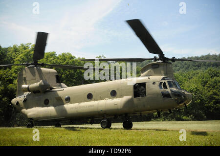 Un hélicoptère CH-47 Chinook exploités par des soldats de la Compagnie Bravo, 2-104ème bataillon de l'aviation d'appui général, 28e Brigade d'aviation de combat expéditionnaire ramasse les soldats avant d'être chargé avec une élingue à Humvee Fort Indiantown Gap, le 12 juin 2019. Banque D'Images