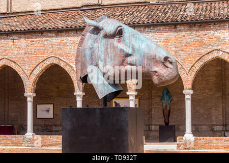 'Je recherche au-delà d'un pays lointain', sculpture de tête de cheval Fiddian-Green Nic de l'église Madonna dell'Orto 2019 Biennale cloître Venise, Vénétie, Italie Banque D'Images