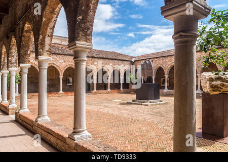 'Je recherche au-delà d'un pays lointain', sculpture de tête de cheval Fiddian-Green Nic de l'église Madonna dell'Orto 2019 Biennale cloître Venise, Vénétie, Italie Banque D'Images