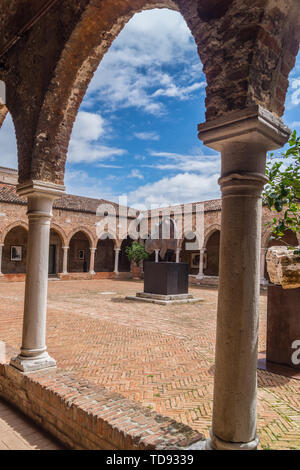 'Je recherche au-delà d'un pays lointain', sculpture de tête de cheval Fiddian-Green Nic de l'église Madonna dell'Orto 2019 Biennale cloître Venise, Vénétie, Italie Banque D'Images