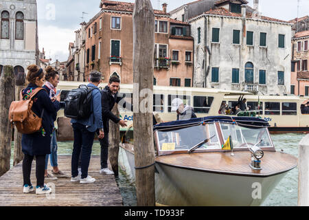 Les passagers d'un taxi d'eau à San Marcuola pier sur le Grand Canal en face Fondaco dei Turchi, maintenant le Musée d'Histoire Naturelle, Venise, Vénétie Italie Banque D'Images