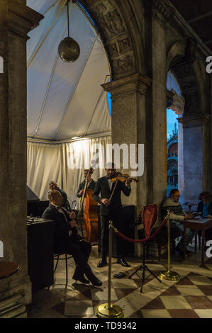 Des musiciens de l'Café Florian, la Place Saint-Marc, San Marco, Venise, au crépuscule, Veneto, Italie Banque D'Images