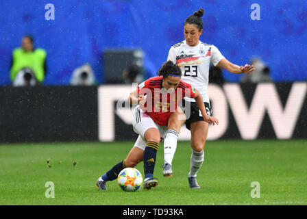 12 juin 2019 Valenciennes, France Soccer FIFA Womens World Cup 2019 France: Allemagne / Espagne Nahikari Garcia (Espagnol) (22) essayer de passer Sara Doorsoun (DFB-Frauen) (23) Banque D'Images