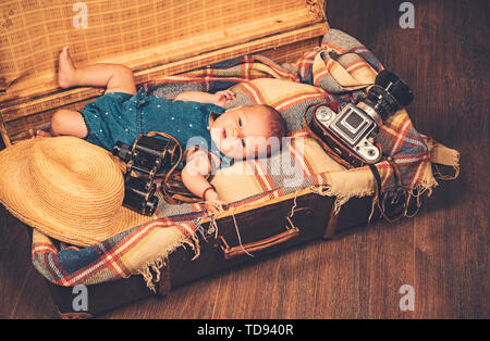 Comment cette chose s'allume. La famille. La garde des enfants. Petite fille dans la valise. Voyages et de l'aventure. Sweet Little baby. Nouvelle vie et la naissance. Portrait de Banque D'Images