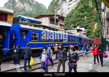 Aguas Calientes, Pérou - 31 décembre 2015 : Peru Rail train arrivant en gare de Machu Picchu - Aguas Calientes Banque D'Images