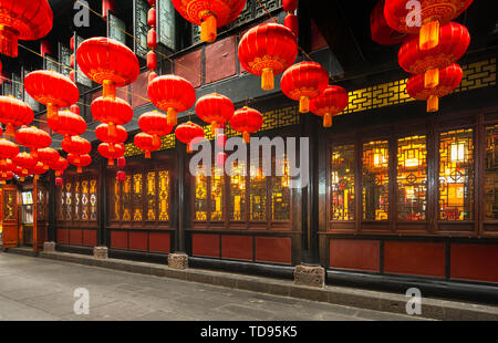 Suspendu à lanternes Rue Ancienne No 88 Jitai Wu à Chengdu, Sichuan Banque D'Images