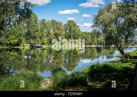 La paisible vallée de la Loire au pied du Pont de tours dans le centre de la France en été Banque D'Images