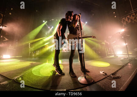 Danemark, copenhague - Octobre 08, 2017. Le groupe de pop punk américain All Time Low effectue un concert live à Vega à Copenhague. Ici chanteur et guitariste Alex Gaskarth (R) est vu en direct sur scène avec le guitariste Jack Barakat (L). (Photo crédit : Gonzales Photo - Bo Kallberg). Banque D'Images