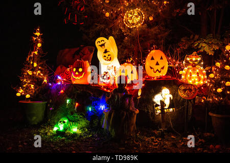 Scary Halloween décorations à l'extérieur à l'éclairé de nuit Banque D'Images