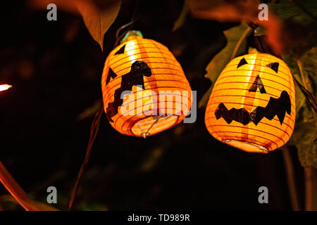 Scary Halloween décorations à l'extérieur à l'éclairé de nuit Banque D'Images