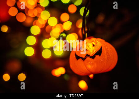 Scary Halloween décorations à l'extérieur à l'éclairé de nuit Banque D'Images