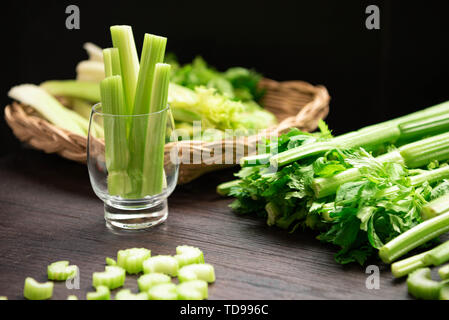 Bouquet de céleri frais sur table en bois avec des feuilles préparées pour faire du jus. Produits et ingrédients de légumes sains. Fraîcheur et de fines herbes lo Banque D'Images