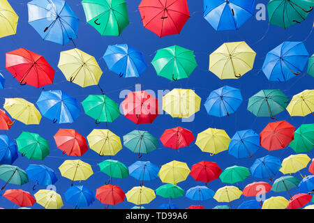 Sur les parasols colorés le ciel pour donner de l'ombre de la rue Banque D'Images