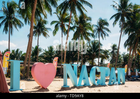 Nacpan beach, Palawan, Philippines - 1 février 2019 - Vue sur le bleu et rose J'aime signe sur Nacpan beach contre palmiers, Palawan, Philippines Banque D'Images