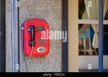 Old Red téléphone public. Le paiement a été effectué par cartes. Maintenant, la rareté ne fonctionne pas Banque D'Images