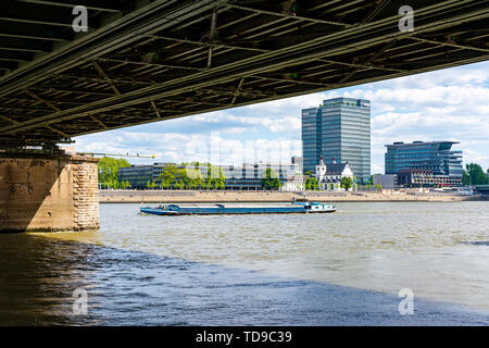 COLOGNE, ALLEMAGNE - le 12 mai : Barge au bord du Rhin à Cologne, Allemagne, le 12 mai 2019. Banque D'Images