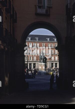 ARCO DE ENTRADA AL PLAZA MAYOR - LA STATUE ÉQUESTRE DE PHILIPPE III. Auteur : GÓMEZ DE JUAN MORA. Emplacement : HALLMARKT. L'ESPAGNE. Banque D'Images