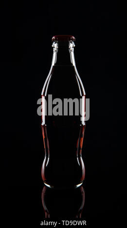 Bouteille verre de soda, isolé sur fond noir Banque D'Images