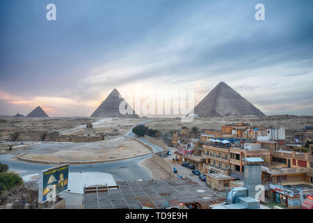 Vue sur la ville et les grandes pyramides dans la soirée Banque D'Images