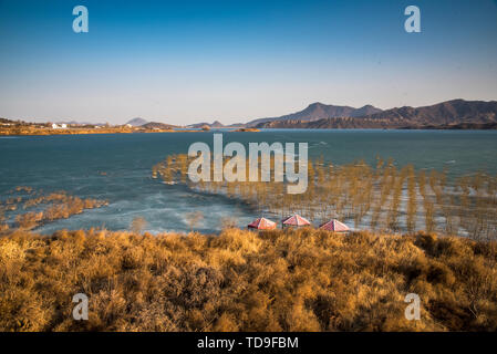 Le 5 mars, la glace et la neige a commencé à fondre et arbres Retour au vert sur le lac Hengshan à Shijiazhuang, Province de Hebei. Banque D'Images