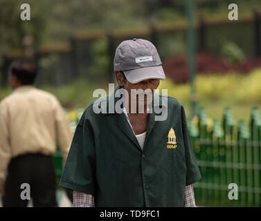 Bangalore, Karnataka, India-June 04 2019 : corporation municipale bangalore ou travailleur BBMP avec chapeau ou casquette près de vidhana coudha Banque D'Images