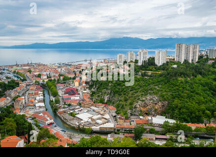 Rijeka, Croatie : vue panoramique à partir de Trsat castle sur la ville et de la marine Banque D'Images