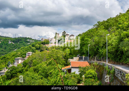 Rijeka, Croatie : Trsat castle entouré de vert des arbres. Banque D'Images