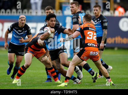 Hull FC, Bureta Faraimo est abordé par Castleford Tigers Matt Cook et la Jordanie Rankin, au cours de la Super League à Betfred le Mend-A-tuyau Jungle, Castleford. Banque D'Images