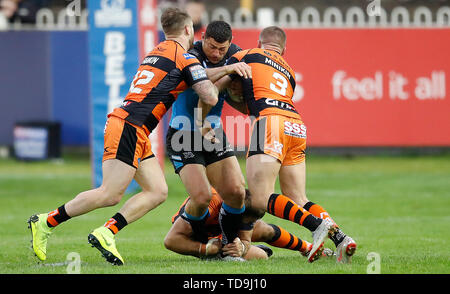 Hull FC's Mark Minichiello est abordé par Mike McMeeken Castleford Tigers (à gauche) et Greg Minikin (à droite), au cours de la Super League à Betfred le Mend-A-tuyau Jungle, Castleford. Banque D'Images