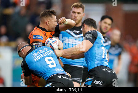 Castleford Tigers Greg Eden est abordé par Hull FC, Danny Houghton et Mark Minichiello, au cours de la Super League à Betfred le Mend-A-tuyau Jungle, Castleford. Banque D'Images